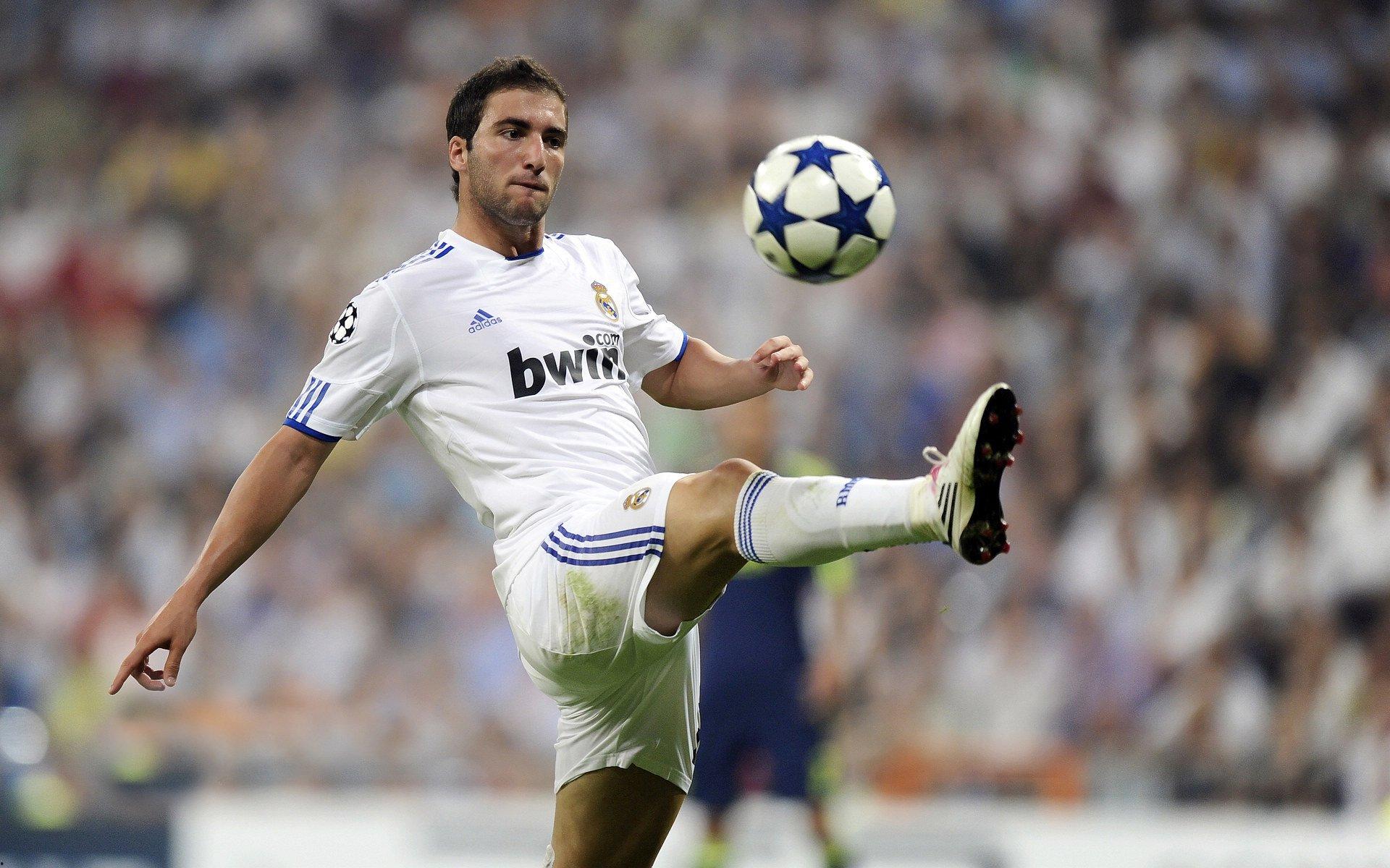 皇马新王登基,姆巴佩以超凡情商征服伯纳乌,被誉十年最佳签约